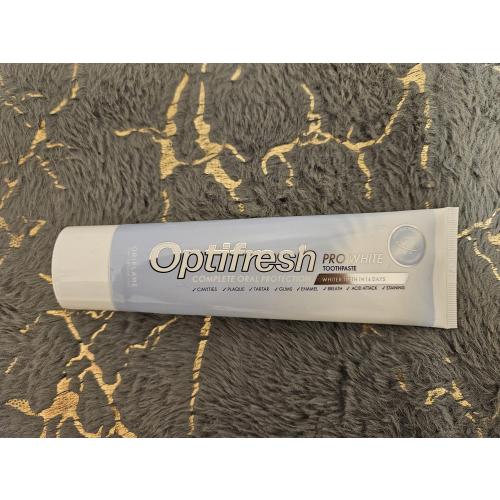 Oriflame Optifresh, Pro White Toothpaste (Wybielająca pasta do zębów) - opinie | zdjęcie do recenzji od Pantera Nera