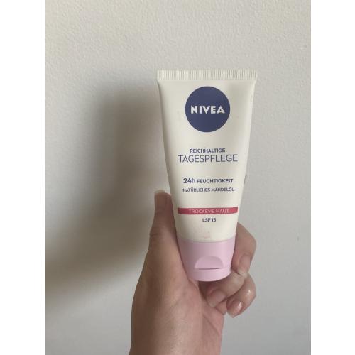 Nivea 24 H Nawilżenia, Odżywczy krem na dzień do cery suchej i wrażliwej z SPF15 - opinie | zdjęcie do recenzji od Raava - 1
