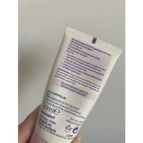 Nivea 24 H Nawilżenia, Odżywczy krem na dzień do cery suchej i wrażliwej z SPF15 - opinie | zdjęcie do recenzji od Raava - 3