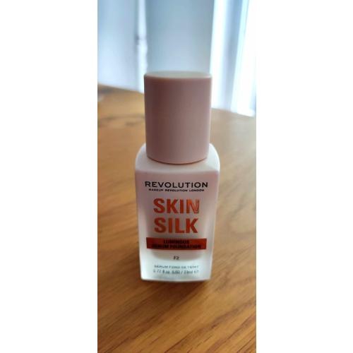 Revolution Beauty (Makeup Revolution) Skin Silk, Luminous Serum Foundation (Podkład do twarzy w serum) - opinie | zdjęcie do recenzji od PaniYuuki