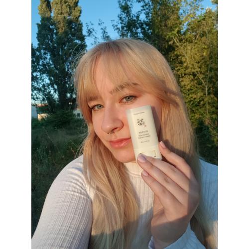 Beauty of Joseon Matte Sun Stick, Mugwort + Camelia SPF50+/PA++++ (Matujący sztyft przeciwsłoneczny) - opinie | zdjęcie do recenzji od Mejkapisia