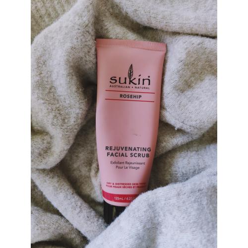 Sukin Rosehip Rejuvenating Facial Scrub (Odświeżający scrub do twarzy) - opinie | zdjęcie do recenzji od shewild