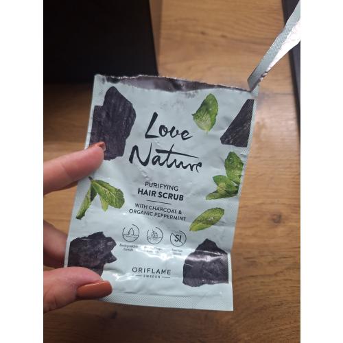 Oriflame Love Nature Purifying Hair Scrub (Oczyszczający scrub do skóry głowy z węglem i organiczną miętą) - opinie | zdjęcie do recenzji od Chylunia