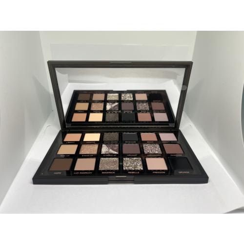Huda Beauty Pretty Grunge Eyeshadow Palette (Paleta cieni do powiek) - opinie | zdjęcie do recenzji od Niesubordynowana - 2