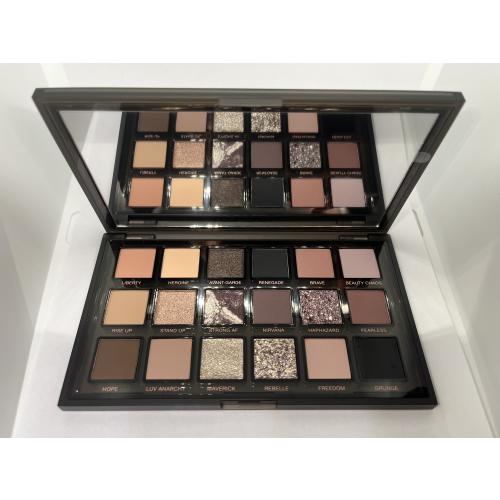 Huda Beauty Pretty Grunge Eyeshadow Palette (Paleta cieni do powiek) - opinie | zdjęcie do recenzji od Niesubordynowana - 3