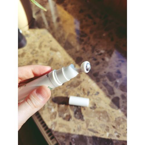 Innisfree Green Tea & Caffeine, Bright-Eye Serum Roll-On (Serum rozświetlające pod oczy z zieloną herbatą i kofeiną) - opinie | zdjęcie do recenzji od shewild - 2