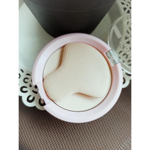 Isana Young, Cream & Powder Make-Up, Puder antybakteryjny przeciw wypryskom  2 w 1 - opinie | zdjęcie do recenzji od Alezwieje - 4