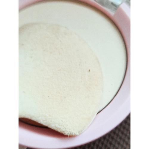 Isana Young, Cream & Powder Make-Up, Puder antybakteryjny przeciw wypryskom  2 w 1 - opinie | zdjęcie do recenzji od Alezwieje - 3