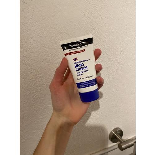Neutrogena Norwegian Formula, Hand Cream Concentrated Scented Upgraded Formula (Formuła Norweska, Skoncentrowany krem do rąk (nowa wersja)) - opinie | zdjęcie do recenzji od azileiz - 1