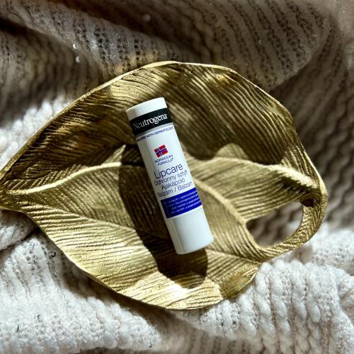 Neutrogena Formuła Norweska, Lipcare, Ochronny sztyft do suchych i spierzchniętych ust SPF 4 - opinie | zdjęcie do recenzji od Crystal1994