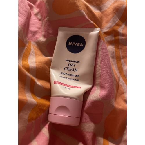 Nivea 24 H Nawilżenia, Odżywczy krem na dzień do cery suchej i wrażliwej z SPF15 - opinie | zdjęcie do recenzji od Fraanczeskaa_ugc