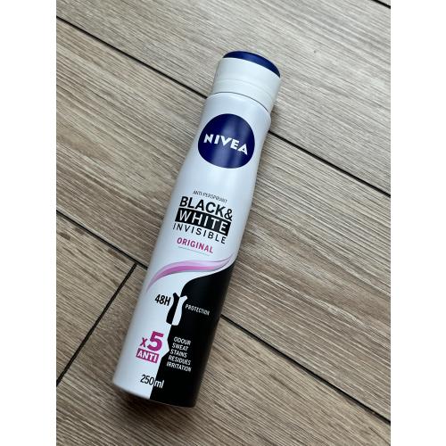Nivea Invisible Clear, Black & White, Antyperspirant 48h w sprayu (nowa wersja) - opinie | zdjęcie do recenzji od Formulixir