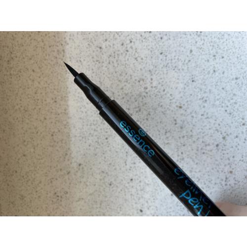 Essence Eyeliner Pen Waterproof (Wodoodporny liner do oczu) - opinie | zdjęcie do recenzji od Medea05 - 1