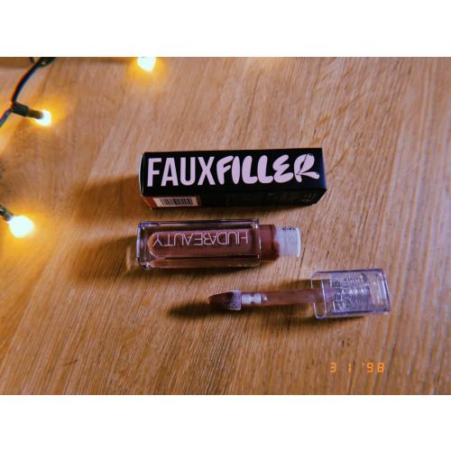 Huda Beauty Faux Filler, Extra Shine Lip Gloss (Nawilżający błyszczyk do ust o wysokim połysku) - opinie | zdjęcie do recenzji od Rumcykiewicz