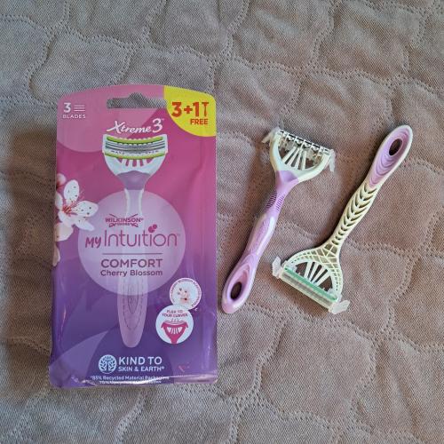 Wilkinson Xtreme 3, My Intuition, Comfort Cherry Blossom (Jednorazowe maszynki do golenia dla kobiet) - opinie | zdjęcie do recenzji od AnaSky - 1