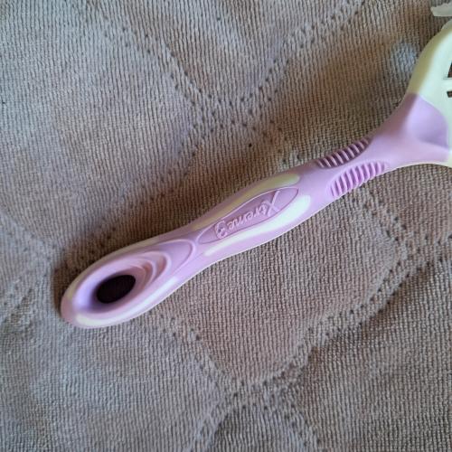 Wilkinson Xtreme 3, My Intuition, Comfort Cherry Blossom (Jednorazowe maszynki do golenia dla kobiet) - opinie | zdjęcie do recenzji od AnaSky - 2