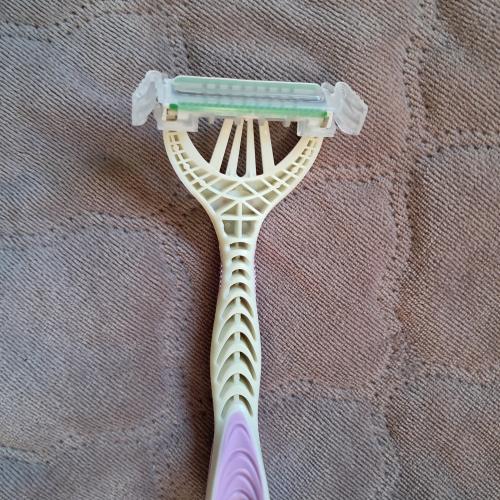 Wilkinson Xtreme 3, My Intuition, Comfort Cherry Blossom (Jednorazowe maszynki do golenia dla kobiet) - opinie | zdjęcie do recenzji od AnaSky - 3