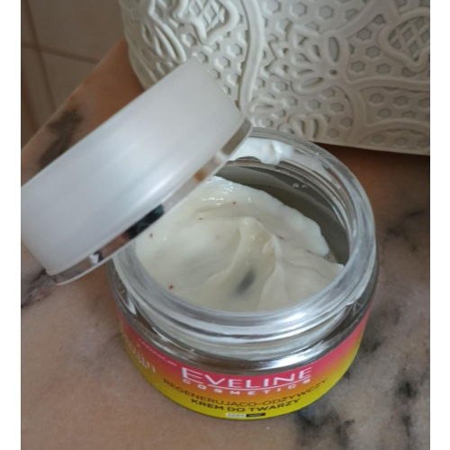 Eveline Cosmetics Vitamin C 3x Action, Regenerująco-odżywczy krem do twarzy na dzień i na noc - opinie | zdjęcie do recenzji od optostin