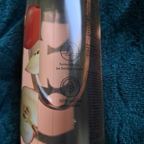 Oriflame Love Nature , Simple Joys Shower Gel with Organic Red Apple (Żel pod prysznic z organicznym jabłkiem) - opinie | zdjęcie do recenzji od AnaSky - 2