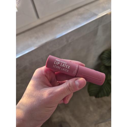 Rimmel Thrill Seeker, Lip Latex, Kryjący błyszczyk do ust w płynie z kwasem hialuronowym i witaminą E - opinie | zdjęcie do recenzji od Julia_szymanowska - 2