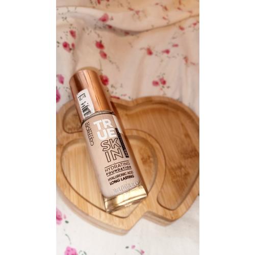 Catrice True Skin, Hydrating Foundation (Nawilżający podkład do twarzy) - opinie | zdjęcie do recenzji od pinkblair