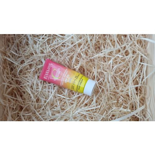 Eveline Cosmetics Vitamin C 3x Action, Nawilżająco ochronny krem do twarzy na dzień SPF 50 - opinie | zdjęcie do recenzji od Anzelka9 - 1