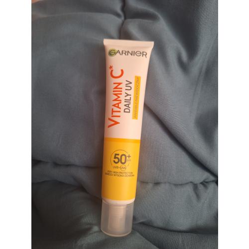 Garnier Skin Naturals, Vitamin C, Invisible Daily UV Brightening Fluid SPF 50+ (Niewidoczny fluid rozświetlający) - opinie | zdjęcie do recenzji od Narcyz90