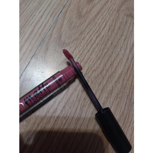 Essence 8h Matte Liquid Lipsitck (Matowa szminka do ust w płynie) - opinie | zdjęcie do recenzji od Smerfeta83 - 2
