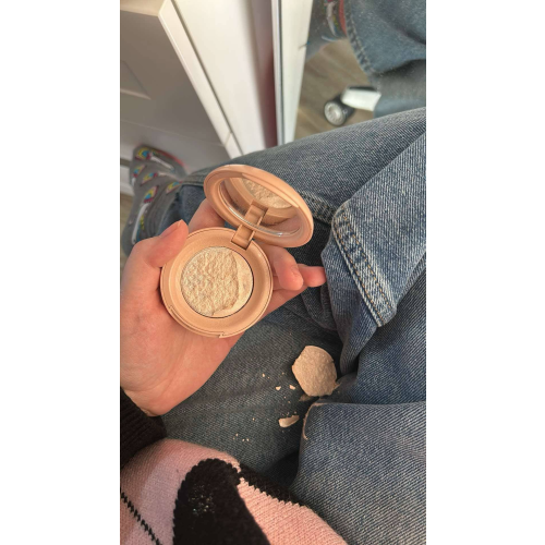 Rare Beauty Positive Light Silky Touch Highlighter (Pudrowy rozświetlacz) - opinie | zdjęcie do recenzji od juliadesigns - 1