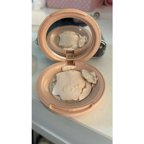 Rare Beauty Positive Light Silky Touch Highlighter (Pudrowy rozświetlacz) - opinie | zdjęcie do recenzji od juliadesigns - 2