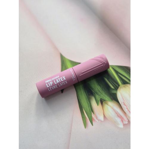 Rimmel Thrill Seeker, Lip Latex, Kryjący błyszczyk do ust w płynie z kwasem hialuronowym i witaminą E - opinie | zdjęcie do recenzji od Kar_sz