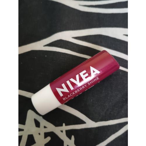 Nivea 24H Moisture, Blackberry Shine, Lip Balm (Jeżyna, Ochronny balsam do ust) - opinie | zdjęcie do recenzji od Owocowysad - 2