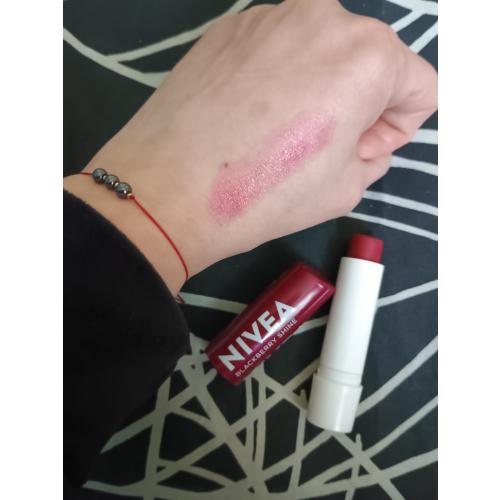 Nivea 24H Moisture, Blackberry Shine, Lip Balm (Jeżyna, Ochronny balsam do ust) - opinie | zdjęcie do recenzji od Owocowysad - 3