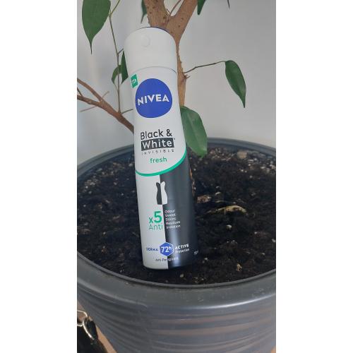 Nivea Invisible Fresh, Black & White, Antyperspirant w sprayu - opinie | zdjęcie do recenzji od SandraOs