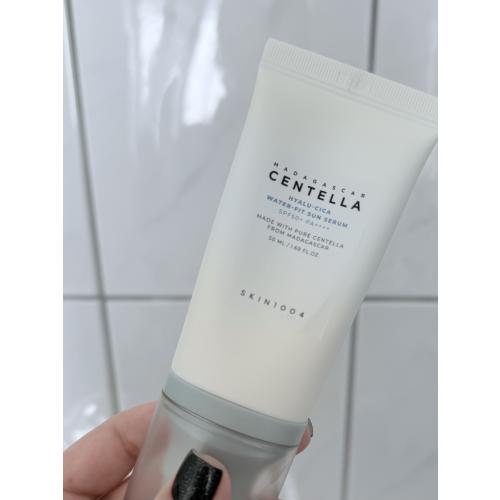 Skin1004 Water-Fit Sun Serum SPF 50+ PA++++ (Lekki nawilżający krem przeciwsłoneczny SPF 50+ PA++++) - opinie | zdjęcie do recenzji od Idealna_cera