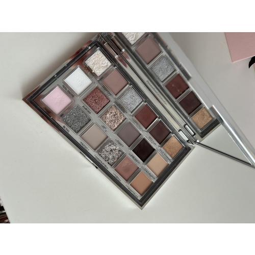 Huda Beauty Icy Nude Eyeshadow Palette (Paleta cieni do powiek) - opinie | zdjęcie do recenzji od juliadesigns - 2
