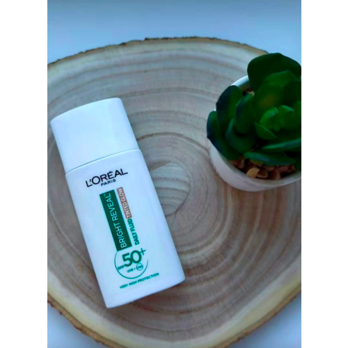 L'Oreal Paris Bright Reveal, Daily Fluid Tinted Glow SPF 50+ (Fluid ochronny z pigmentem SPF 50+) - opinie | zdjęcie do recenzji od Ipekakuana