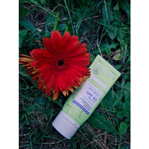 Eveline Cosmetics Face Therapy Professional, Nawilżający krem SPF 50 `Kwas hialuronowy, antyoksydanty, aloes` - opinie | zdjęcie do recenzji od zapala221 - 3