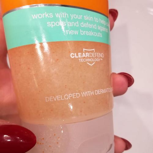 Neutrogena Visibly Clear, Spot Stress Control Daily Scrub (Codzienny peeling przeciw niedoskonałościom) - opinie | zdjęcie do recenzji od NoweRecenzje