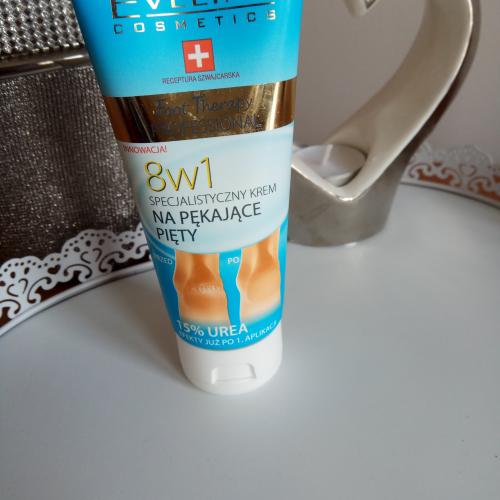 Eveline Cosmetics Foot Therapy Professional, Specjalistyczny krem na pękające pięty 8 w 1 - opinie | zdjęcie do recenzji od aagulka84