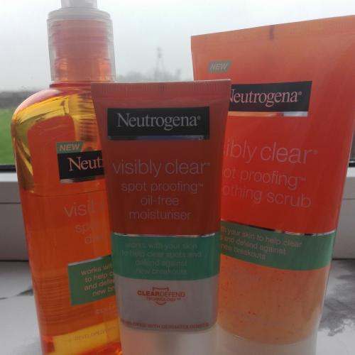 Neutrogena Visibly Clear, Spot Stress Control Daily Scrub (Codzienny peeling przeciw niedoskonałościom) - opinie | zdjęcie do recenzji od farbowana91