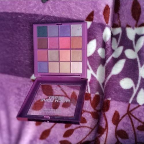 L'Oreal Paris Berry Much Love by Paradise Extatic, Eyeshadow Mega Palette (Paleta cieni do powiek) - opinie | zdjęcie do recenzji od Yvetteisabelle - 1