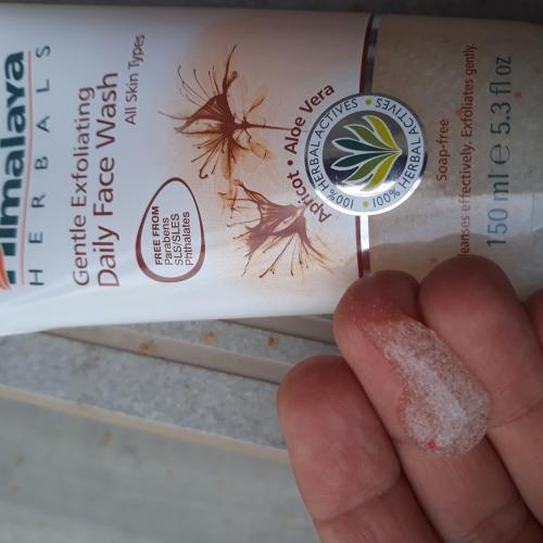 Himalaya Herbals Gentle Exfoliating Daily Face Wash (Żel złuszczający do codziennego mycia) - opinie | zdjęcie do recenzji od MartaLe
