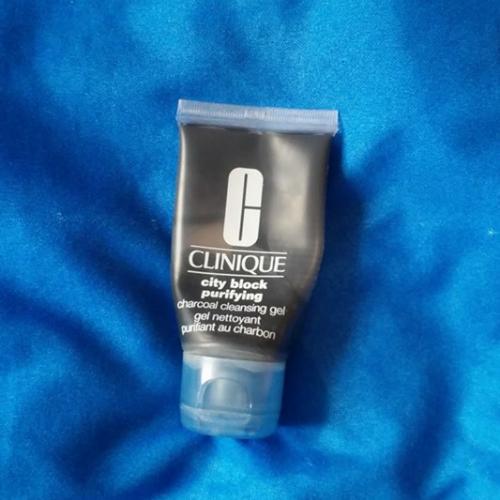 Clinique City Block Purifying Charcoal Cleansing Gel (Żel do mycia twarzy z węglem) - opinie | zdjęcie do recenzji od MoniaPasi