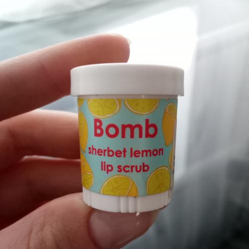 Bomb Cosmetics Sherbet Lemon, Lip Scrub (Scrub do ust `Cytrynowy sorbet`) - opinie | zdjęcie do recenzji od katceg4 - 1